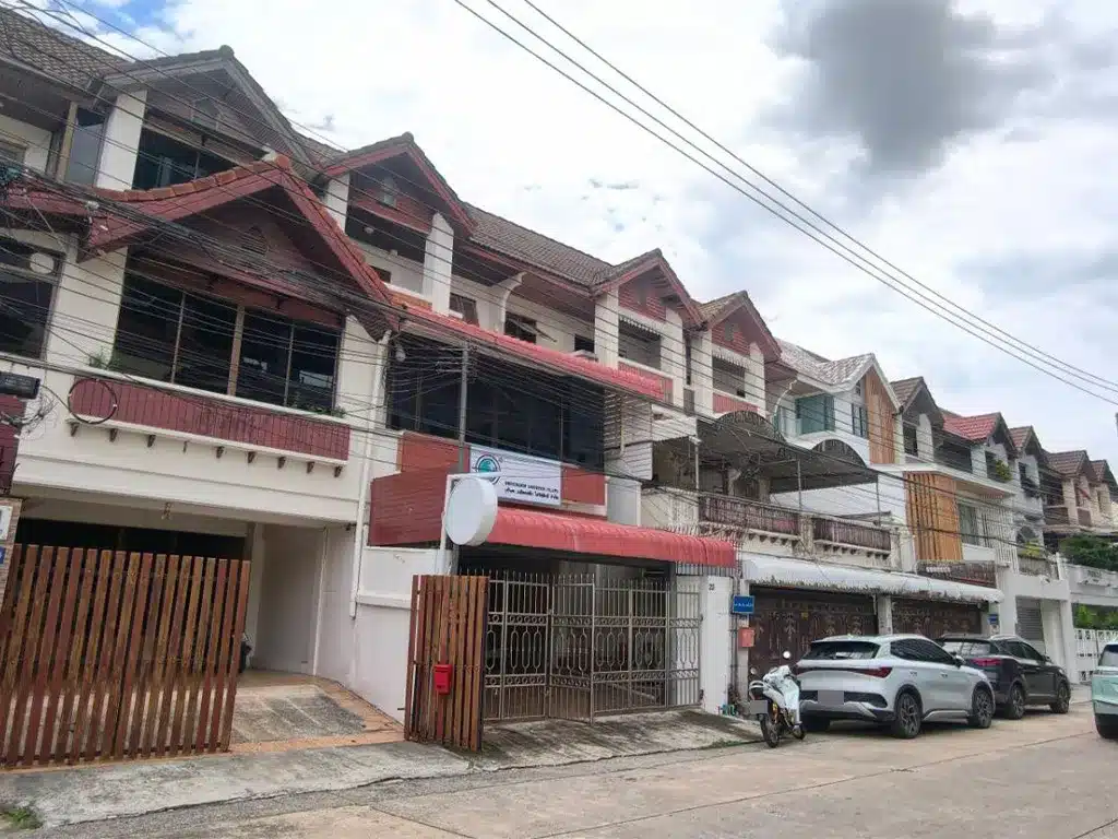 ทาวน์เฮาส์ 3 ชั้น 2 หลัง (ไม่ติดกัน) ม.ศรีสุโขทัย บางกะปิ กทม. รูปที่ 2